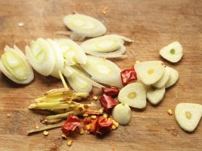 蒜切片，姜切丝，葱切片，红辣椒切小段。