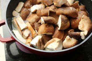 锅里加水，放入香菇绰水1分钟。