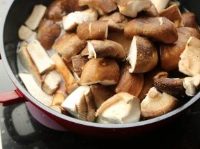 锅里加水，放入香菇绰水1分钟。