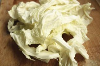 白菜叶取比较嫩的部分，不要白菜帮，撕小朵。