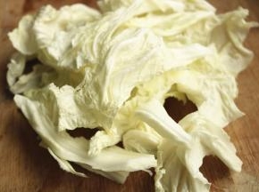 白菜叶取比较嫩的部分，不要白菜帮，撕小朵。