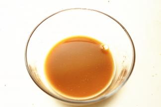 香菇绰水的时候调一碗料汁，生抽，蚝油，白糖，盐放入水淀粉拌匀，水淀粉不要太多，薄薄的一层芡汁即可，厚了影响香菇的口感，太少香菇表面挂不住，味道会不均匀。