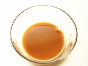 香菇绰水的时候调一碗料汁，生抽，蚝油，白糖，盐放入水淀粉拌匀，水淀粉不要太多，薄薄的一层芡汁即可，厚了影响香菇的口感，太少香菇表面挂不住，味道会不均匀。