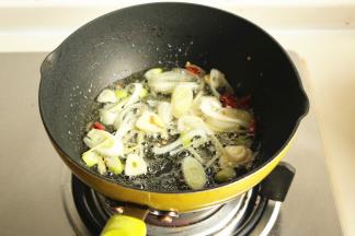 炒锅放油，爆香葱姜蒜。