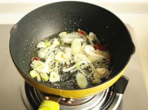 炒锅放油，爆香葱姜蒜。