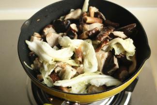 再下入香菇块炒匀。