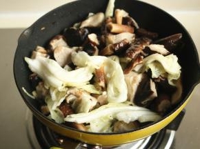 再下入香菇块炒匀。