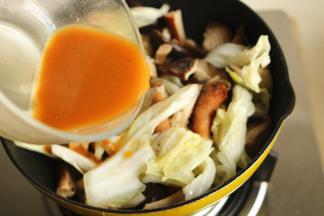 加入调好的料汁，再次炒匀即可。