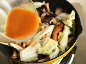 加入调好的料汁，再次炒匀即可。