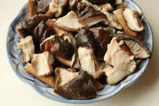 捞出沥干水分待用。