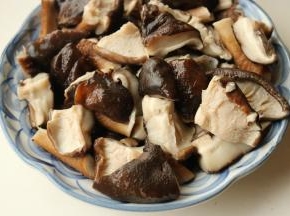 捞出沥干水分待用。