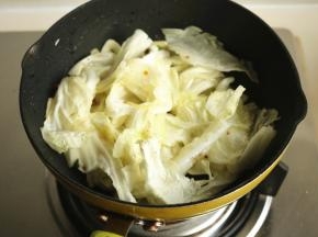 先下入白菜叶炒软。