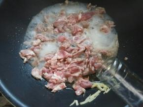 加牛肉，淋料酒。