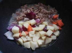 牛肉变色后加蔬菜块。