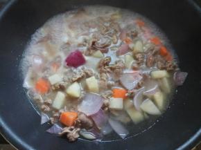 炒2分钟，添入足量清水，盖盖烧5分钟。