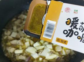 再加入咖喱，大火烧开，炖熟即可。