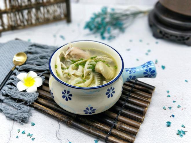 笋尖母鸡汤
