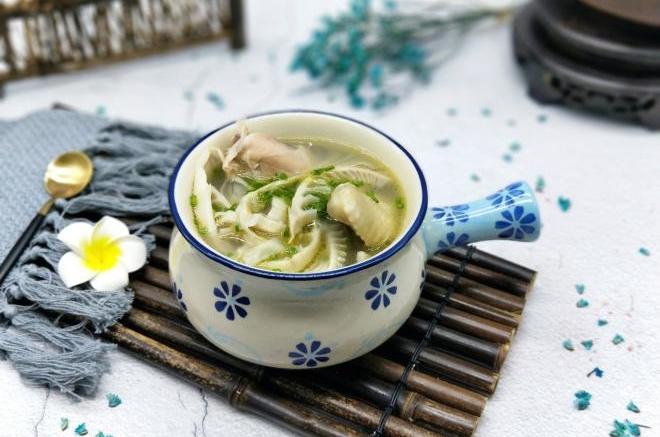 笋尖母鸡汤