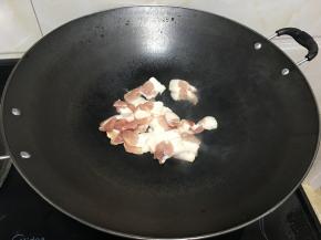锅子烧热后放切好的猪肉小火煸炒，如果很瘦的肉就要加一些油