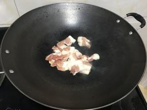 锅子烧热后放切好的猪肉小火煸炒，如果很瘦的肉就要加一些油