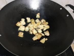 煸炒了大概五分钟两面呈金黄色为止