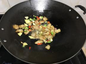 加入葱姜蒜小米椒花椒，小火炒出香味