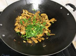 翻炒均匀后加葱段即可