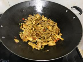 炒至竹笋熟透后加豆瓣酱生抽盐调味
