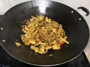 炒至竹笋熟透后加豆瓣酱生抽盐调味