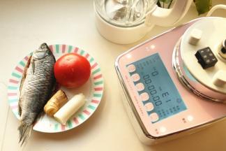 准备好机器和食材，我用的半斤重的野生鲫鱼，营养更丰富。鲫鱼去鳞去内脏，处理干净。