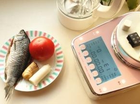 准备好机器和食材，我用的半斤重的野生鲫鱼，营养更丰富。鲫鱼去鳞去内脏，处理干净。