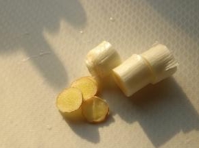葱姜切片。