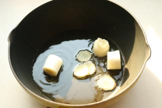 炒锅放油，爆香葱段姜片。