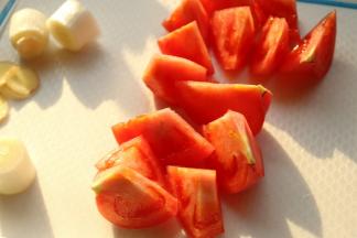 番茄切块。