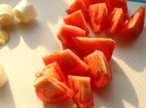 番茄切块。