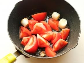下入番茄炒香。