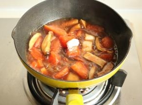 也加入一些菇类，加盐和五香粉和少许白糖调味。