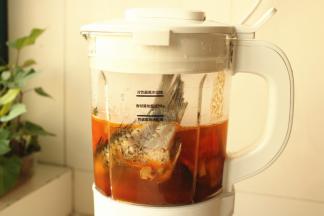 煎好的鱼和番茄全部放入破壁机，加开水至1200毫升。