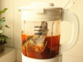煎好的鱼和番茄全部放入破壁机，加开水至1200毫升。
