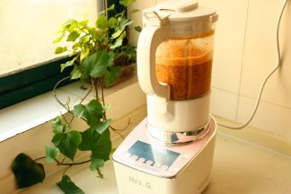 工作中，这款破壁机还有一点我也很喜欢，它是先煮熟，到最后几分钟的时候再高速搅打细腻，这样就会避免一开始打碎，汤粘稠而导致糊底，更贴心呢。