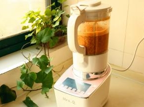 工作中，这款破壁机还有一点我也很喜欢，它是先煮熟，到最后几分钟的时候再高速搅打细腻，这样就会避免一开始打碎，汤粘稠而导致糊底，更贴心呢。