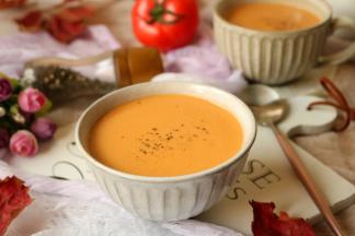 做好的鱼汤加胡椒粉调味即可。