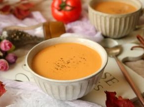 做好的鱼汤加胡椒粉调味即可。