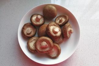 准备适量新鲜香菇；