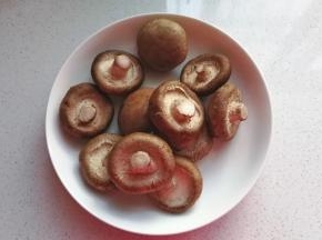 准备适量新鲜香菇；