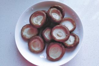 用剪刀剪去香菇蒂，然后清洗干净；