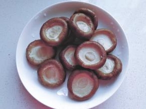 用剪刀剪去香菇蒂，然后清洗干净；