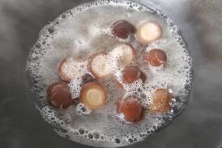 锅中入适量水，放入香菇煮软；