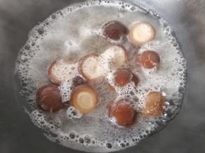锅中入适量水，放入香菇煮软；