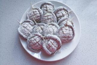 依次将所有香菇都拍好面粉；